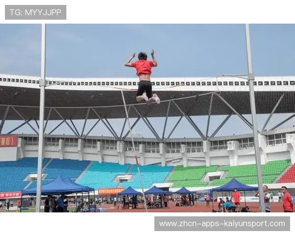 跳高训练中专注助跑节奏一致性,整体表现稳定 跳高训练中专注助跑节奏一致性,整体表现稳定